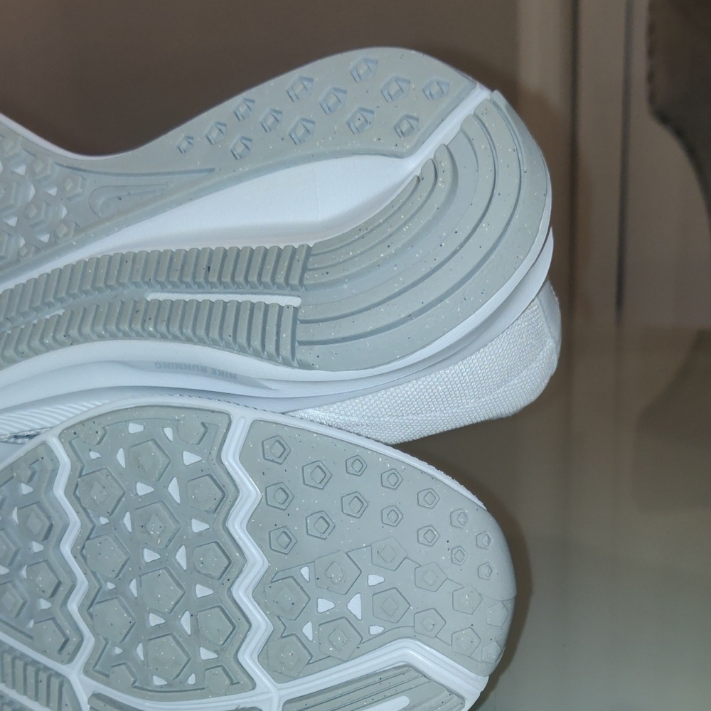 Nike White Woman's Running Shoes - Picture 9 of 11